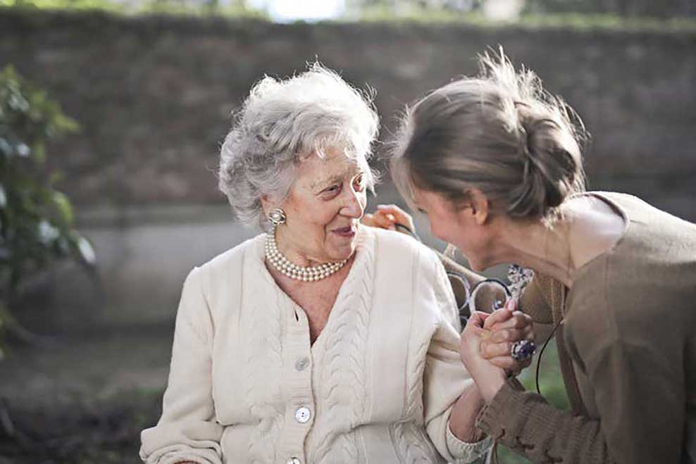 Capire i bisogni emotivi dell’anziano: l’importanza dell’empatia e della pazienza